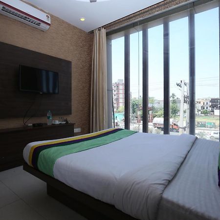 Hotel Pearl Grand & Banquet Zirakpur Екстериор снимка
