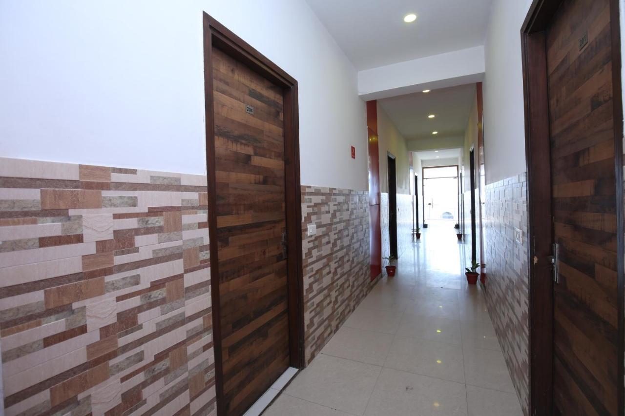 Hotel Pearl Grand & Banquet Zirakpur Екстериор снимка