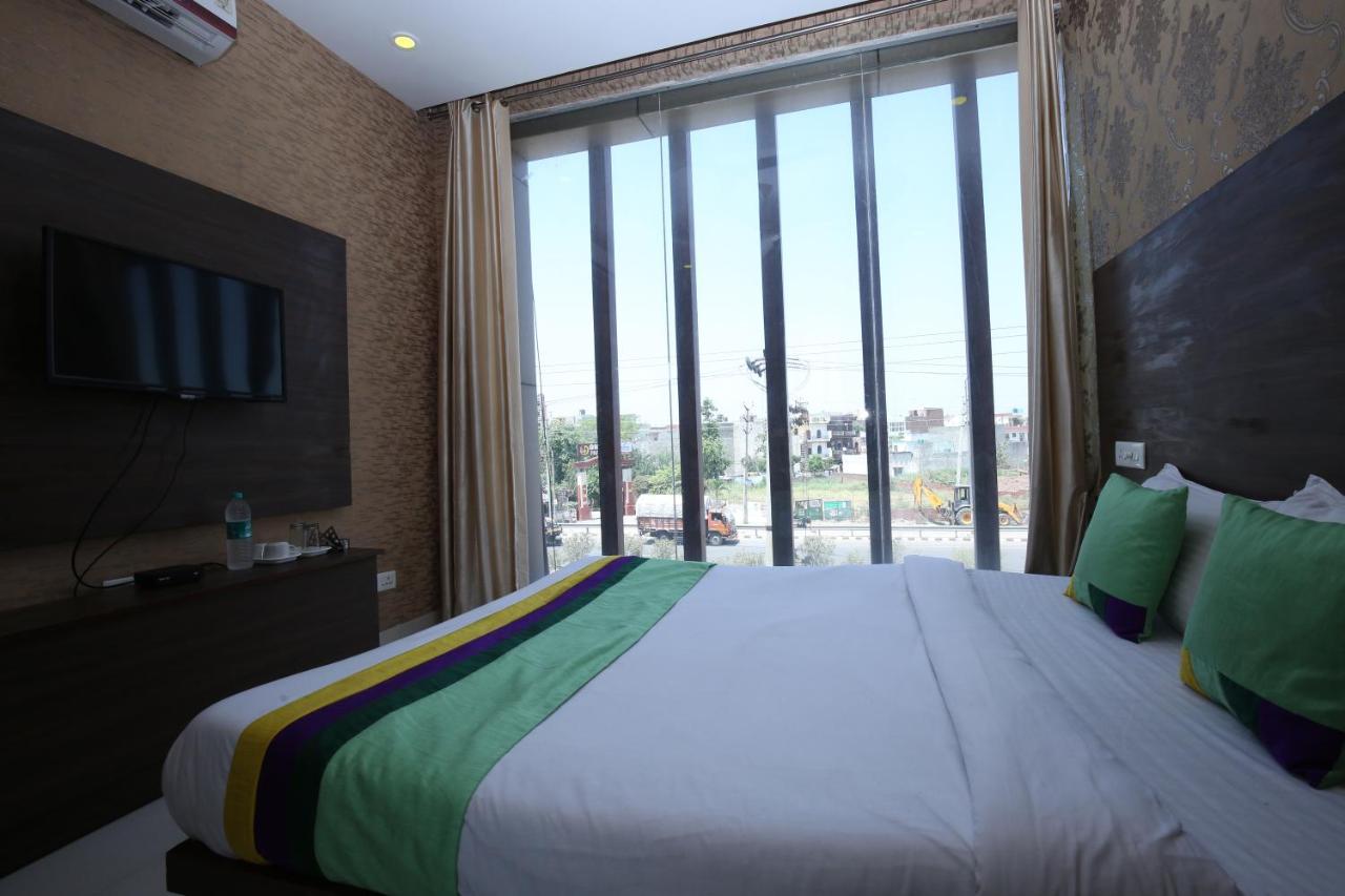 Hotel Pearl Grand & Banquet Zirakpur Екстериор снимка