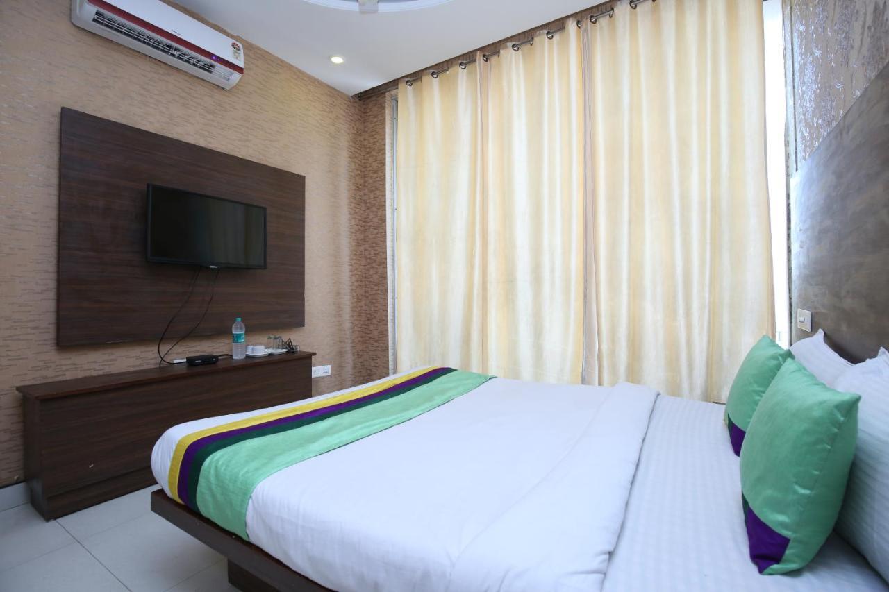 Hotel Pearl Grand & Banquet Zirakpur Екстериор снимка