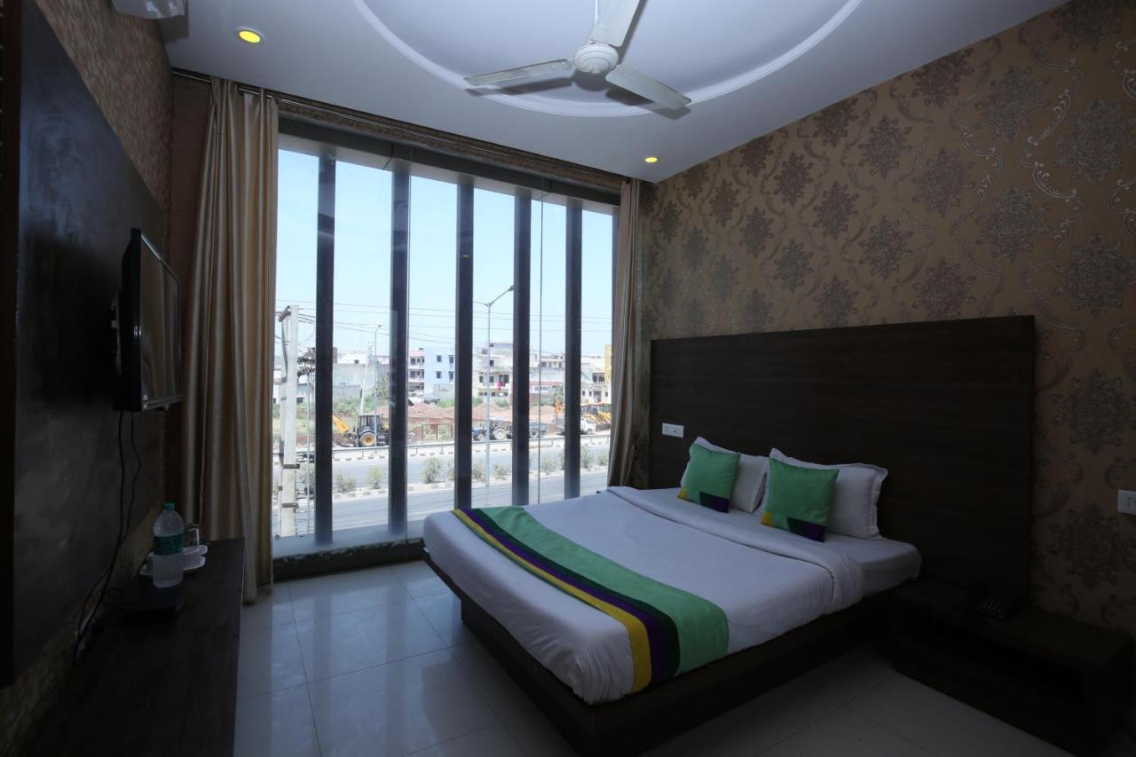 Hotel Pearl Grand & Banquet Zirakpur Екстериор снимка