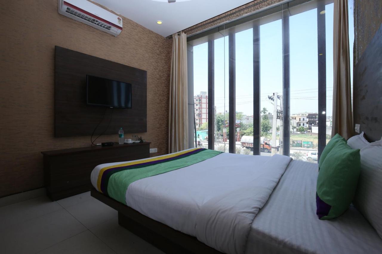 Hotel Pearl Grand & Banquet Zirakpur Екстериор снимка