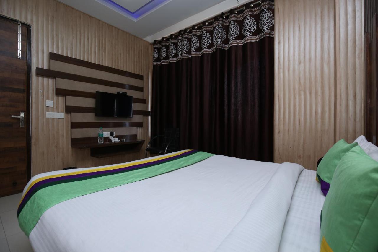 Hotel Pearl Grand & Banquet Zirakpur Екстериор снимка