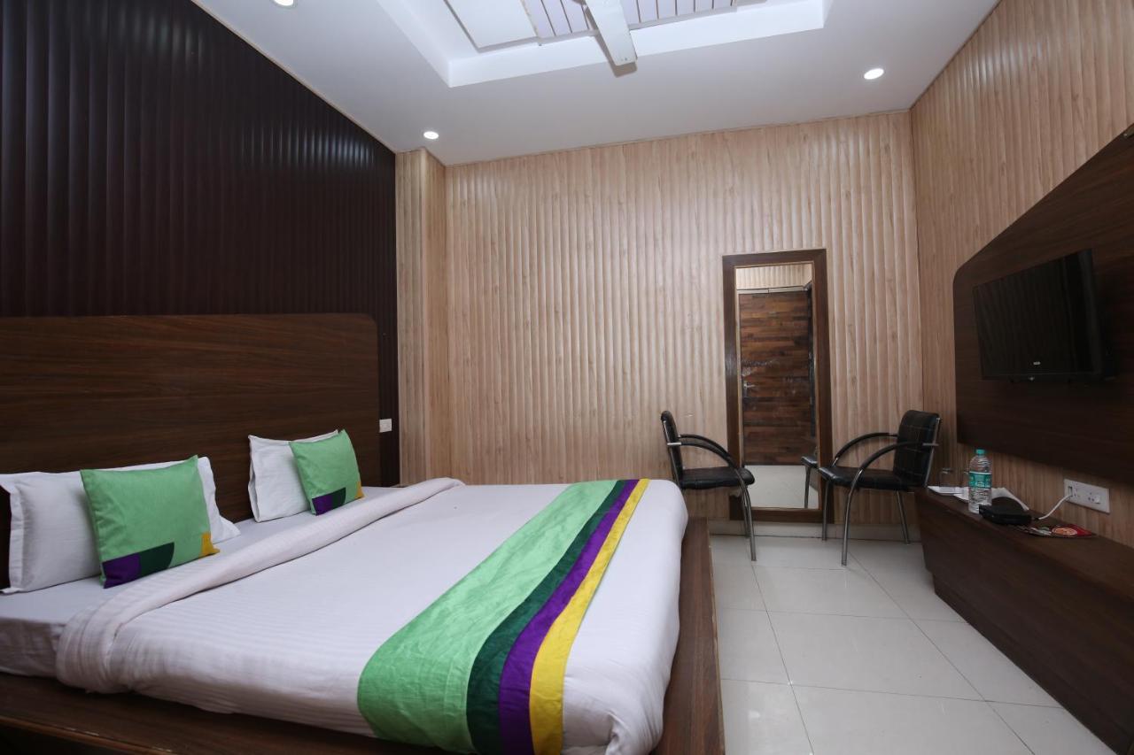 Hotel Pearl Grand & Banquet Zirakpur Екстериор снимка
