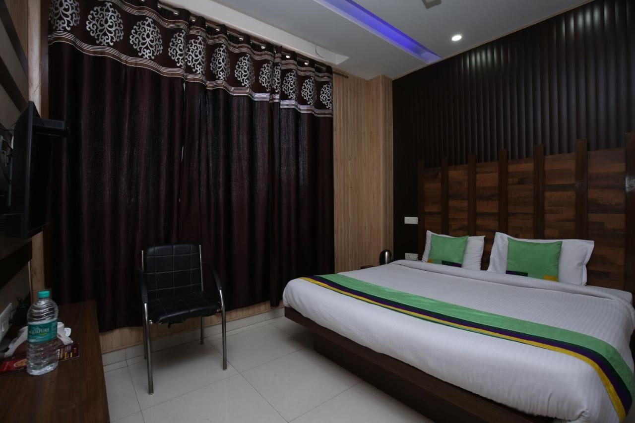 Hotel Pearl Grand & Banquet Zirakpur Екстериор снимка