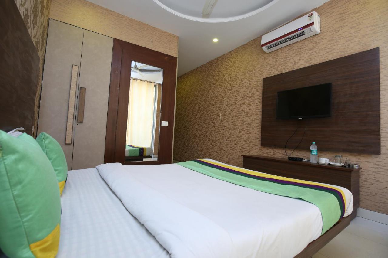Hotel Pearl Grand & Banquet Zirakpur Екстериор снимка