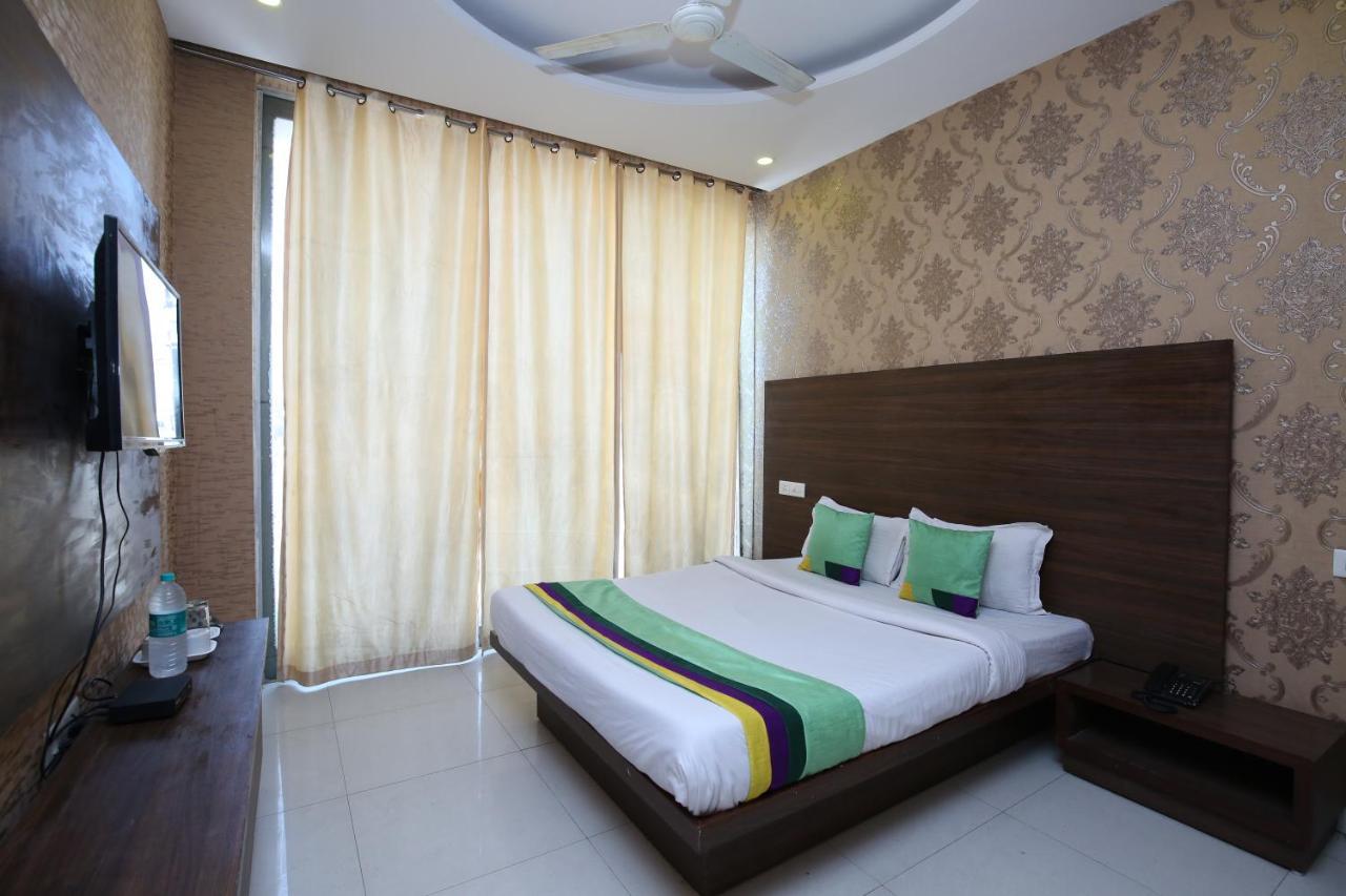 Hotel Pearl Grand & Banquet Zirakpur Екстериор снимка